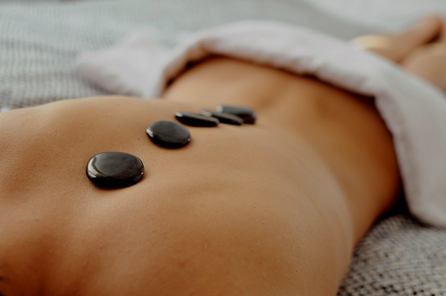 massagem corporal com pedras quentes